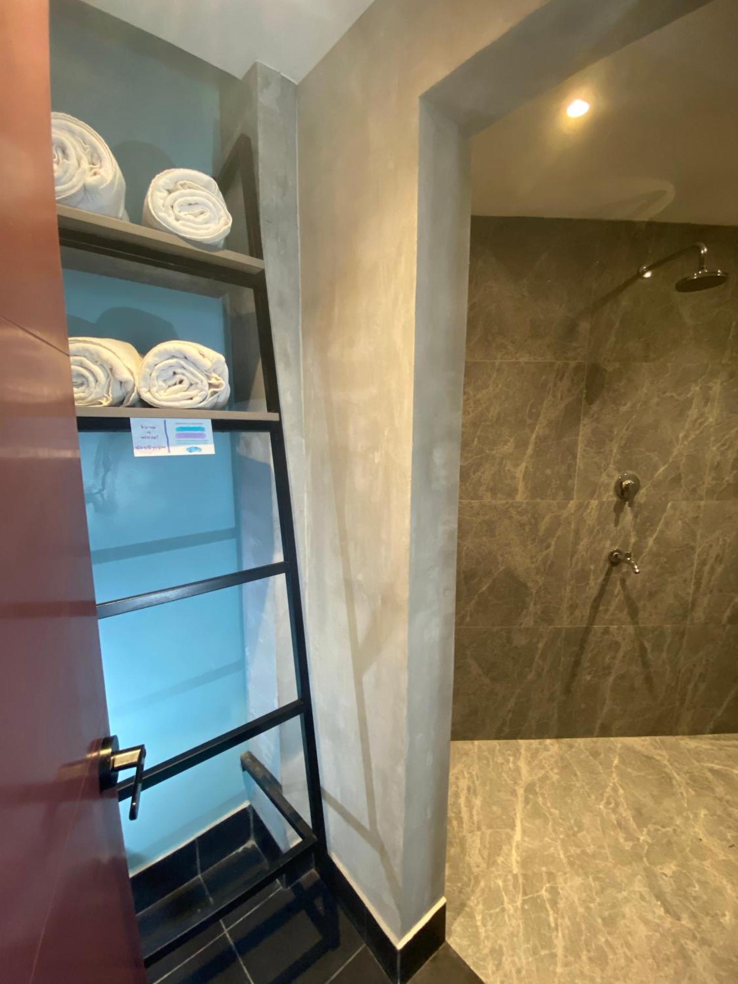 Zenvea Hotel Coron Bagian luar foto