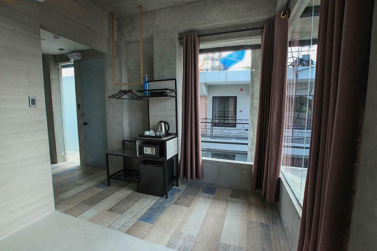 Zenvea Hotel Coron Bagian luar foto